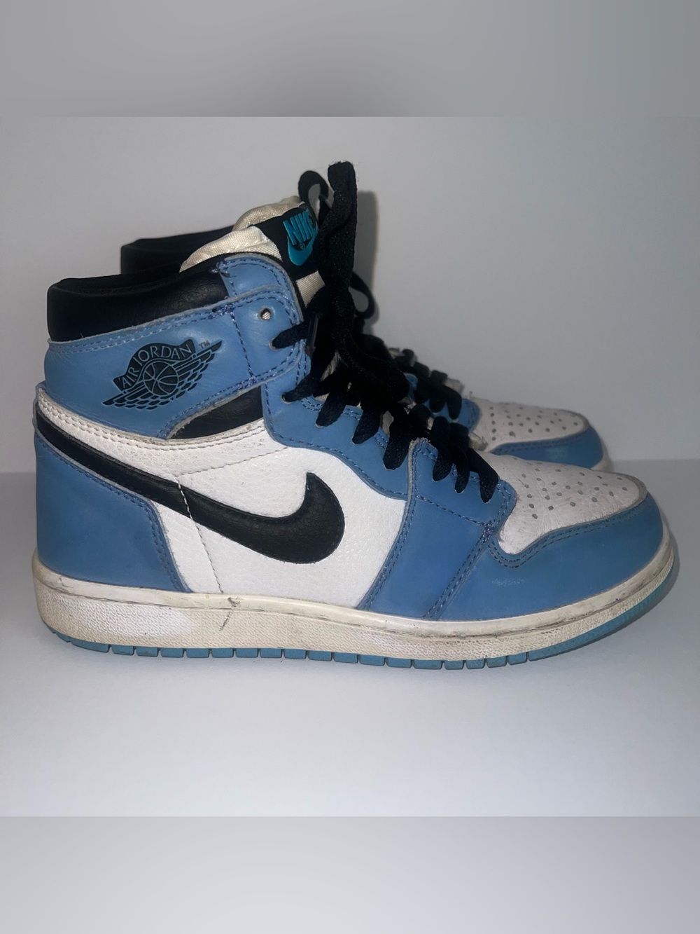 Air Jordan 1 Retro High OG University Blue 555088-134 kids (GS) size 4y Sneakers
